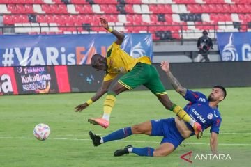 Pertandingan Seru Arema vs Persebaya Berakhir Imbang 1-1