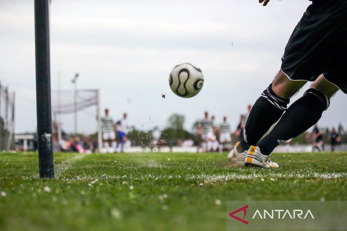 Berikut beberapa alternatif judul untuk "Adrian Wibowo Jalani Debut Bersama LA FC":

1. "Adrian Wibowo Memulai Perjalanan Baru Bersama LA FC"
2. "Debut Spektakuler Adrian Wibowo di LA FC"
3. "LA FC Sambut Adrian Wibowo dalam Laga Perdana"
4. "Pertandingan Perdana Adrian Wibowo Bersama LA FC"
5. "Adrian Wibowo Resmi Gabung LA FC: Debut yang Dinanti"
6. "LA FC: Laporan Debut Adrian Wibowo di Tim"
7. "Adrian Wibowo Tampilkan Bakatnya dalam Debut dengan LA FC"
8. "Debut Adrian Wibowo: Awal Baru di LA FC"

Silakan pilih atau modifikasi sesuai kebutuhan!