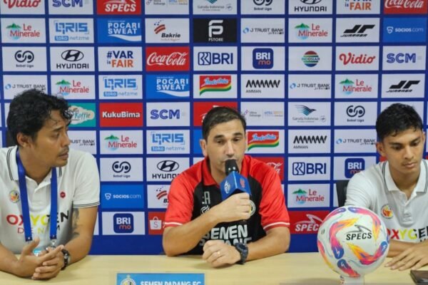 Pelatih Semen Padang Sangat Senang dengan Kemenangan di Markas Persija Pelatih Semen Padang Sangat Senang dengan Kemenangan di Markas Persija