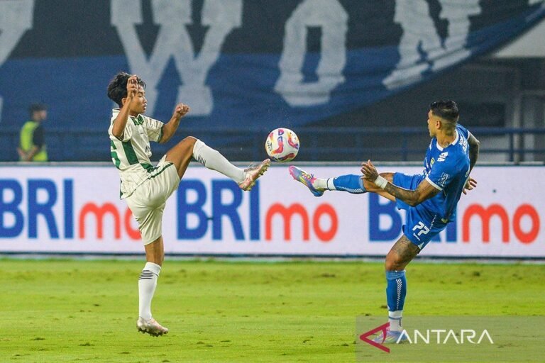 Persib Pertahankan Puncak Klasemen Usai Menang 3-0 atas PSS Sleman