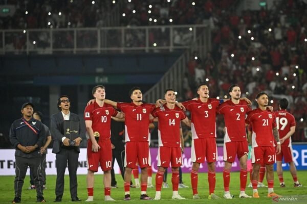 Berikut adalah beberapa alternatif judul yang menggabungkan tema tentang PSSI dan kunjungan Prabowo ke Thailand:

1. "PSSI Panggil 32 Pemain dan Kunjungan Strategis Prabowo ke Thailand"
2. "Rangkaian Berita: PSSI Perekrut 32 Pemain dan Prabowo Kunjungi Thailand"
3. "Sorotan: PSSI Panggil 32 Pemain untuk Tim Nasional dan Kunjungan Prabowo ke Thailand"
4. "Dalam Satu Berita: PSSI Pilih 32 Pemain, Prabowo Perkuat Hubungan dengan Thailand"
5. "Update Terpopuler: PSSI Konsentrasi pada Pemain Baru Sementara Prabowo Kunjungi Thailand"

Silakan pilih atau modifikasi sesuai kebutuhan!