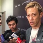 Berikut adalah beberapa alternatif judul untuk "Legenda Timnas Jepang Doakan Indonesia Lolos ke Piala Dunia 2026":

1. "Bintang Sepak Bola Jepang Berharap Indonesia Melangkah ke Piala Dunia 2026"
2. "Dukungan Legenda Jepang: Semoga Indonesia Sukses di Piala Dunia 2026"
3. "Pemain Legendaris Jepang Ajak Indonesia Raih Kesuksesan di Piala Dunia 2026"
4. "Doa Legenda Sepak Bola Jepang untuk Indonesia Menjelang Piala Dunia 2026"
5. "Timnas Jepang Berdoa Agar Indonesia Mencapai Piala Dunia 2026"
6. "Inspirasi dari Jepang: Dukungan untuk Indonesia Menuju Piala Dunia 2026"
7. "Legenda Jepang: 'Kami Mendukung Indonesia di Piala Dunia 2026'"
8. "Mimpi Bersama: Legenda Timnas Jepang Doakan Indonesia di Piala Dunia 2026