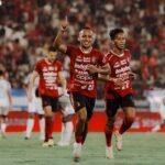 Berikut beberapa alternatif judul untuk berita tentang Bali United yang memperpanjang kontrak Rahmat dan Fitrul:

1. "Bali United Perpanjang Kontrak Rahmat dan Fitrul, Pertahankan Kekuatan Tim"
2. "Kesetiaan Terjaga: Bali United Perpanjang Kontrak Rahmat dan Fitrul"
3. "Bali United Memastikan Masa Depan dengan Perpanjangan Kontrak Rahmat dan Fitrul"
4. "Bali United: Rahmat dan Fitrul Tetap Bersama dalam Kontrak Baru"
5. "Langkah Strategis: Bali United Perpanjang Kontrak Pemain Kunci Rahmat dan Fitrul"
6. "Dukungan Penuh: Bali United Perpanjang Kontrak Rahmat dan Fitrul untuk Musim Berikutnya"

Silakan pilih atau modifikasi judul sesuai kebutuhan!