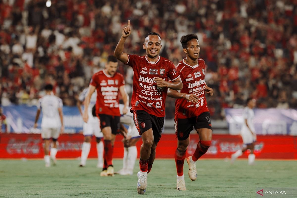 Berikut beberapa alternatif judul untuk berita tentang Bali United yang memperpanjang kontrak Rahmat dan Fitrul:

1. "Bali United Perpanjang Kontrak Rahmat dan Fitrul, Pertahankan Kekuatan Tim"
2. "Kesetiaan Terjaga: Bali United Perpanjang Kontrak Rahmat dan Fitrul"
3. "Bali United Memastikan Masa Depan dengan Perpanjangan Kontrak Rahmat dan Fitrul"
4. "Bali United: Rahmat dan Fitrul Tetap Bersama dalam Kontrak Baru"
5. "Langkah Strategis: Bali United Perpanjang Kontrak Pemain Kunci Rahmat dan Fitrul"
6. "Dukungan Penuh: Bali United Perpanjang Kontrak Rahmat dan Fitrul untuk Musim Berikutnya"

Silakan pilih atau modifikasi judul sesuai kebutuhan!