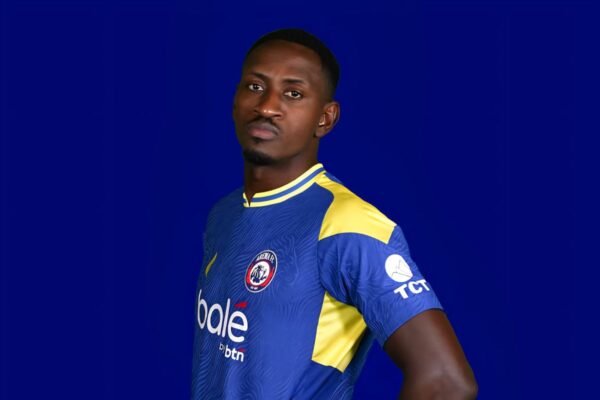 Here are some alternative titles for "Arema FC Rekrut Pemain Serba Bisa Matheus Blade":

1. "Arema FC Menambah Kekuatan dengan Rekrutasi Matheus Blade"
2. "Matheus Blade Bergabung: Arema FC Dapatkan Pemain Serba Bisa"
3. "Arema FC Resmi Rekrut Matheus Blade, Pemain Multitalenta"
4. "Matheus Blade: Penandatanganan yang Menguatkan Arema FC"
5. "Arema FC Recruits Versatile Player Matheus Blade"
6. "Rekrut Menarik Matheus Blade untuk Memperkuat Arema FC"
7. "Arema FC Sambut Matheus Blade, Pemain Serba Bisa yang Menjanjikan"
8. "Dalam Langkah Strategis, Arema FC Rekrut Matheus Blade"
9. "Matheus Blade: Pemain Serba Bisa yang Kini Bersama Arema FC"
10. "Arema FC Perkuat Tim dengan Penandatanganan Matheus Blade"

Feel free to choose or modify any of these suggestions!