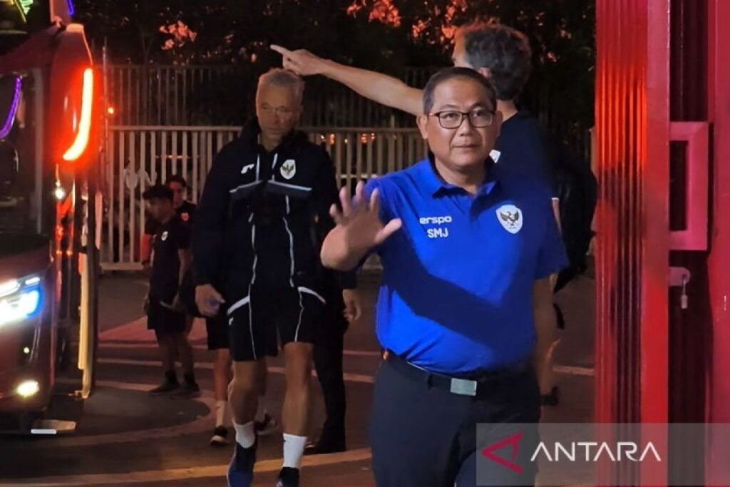 Here are some alternative titles for "Sumardji Enggan Tanggapi Road Map 'Garuda Membara'":

1. "Sumardji Menolak Merespons Peta Jalan 'Garuda Membara'"
2. "Sumardji Tak Mau Mengomentari Road Map 'Garuda Membara'"
3. "Sumardji Absen dalam Diskusi Peta Jalan 'Garuda Membara'"
4. "Sumardji Enggan Memberikan Tanggapan atas Rencana 'Garuda Membara'"
5. "Sumardji Tidak Berkenan Menanggapi Road Map 'Garuda Membara'"
6. "Sumardji Pilih Diam Terkait Peta Jalan 'Garuda Membara'"
7. "Sumardji Tanggapan yang Hilang untuk Road Map 'Garuda Membara'"
8. "Sumardji Enggan Diskusikan Rencana 'Garuda Membara'"

Feel free to let me know if you'd like more options or specific changes!