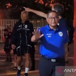 Here are some alternative titles for "Sumardji Enggan Tanggapi Road Map 'Garuda Membara'":

1. "Sumardji Menolak Merespons Peta Jalan 'Garuda Membara'"
2. "Sumardji Tak Mau Mengomentari Road Map 'Garuda Membara'"
3. "Sumardji Absen dalam Diskusi Peta Jalan 'Garuda Membara'"
4. "Sumardji Enggan Memberikan Tanggapan atas Rencana 'Garuda Membara'"
5. "Sumardji Tidak Berkenan Menanggapi Road Map 'Garuda Membara'"
6. "Sumardji Pilih Diam Terkait Peta Jalan 'Garuda Membara'"
7. "Sumardji Tanggapan yang Hilang untuk Road Map 'Garuda Membara'"
8. "Sumardji Enggan Diskusikan Rencana 'Garuda Membara'"

Feel free to let me know if you'd like more options or specific changes!