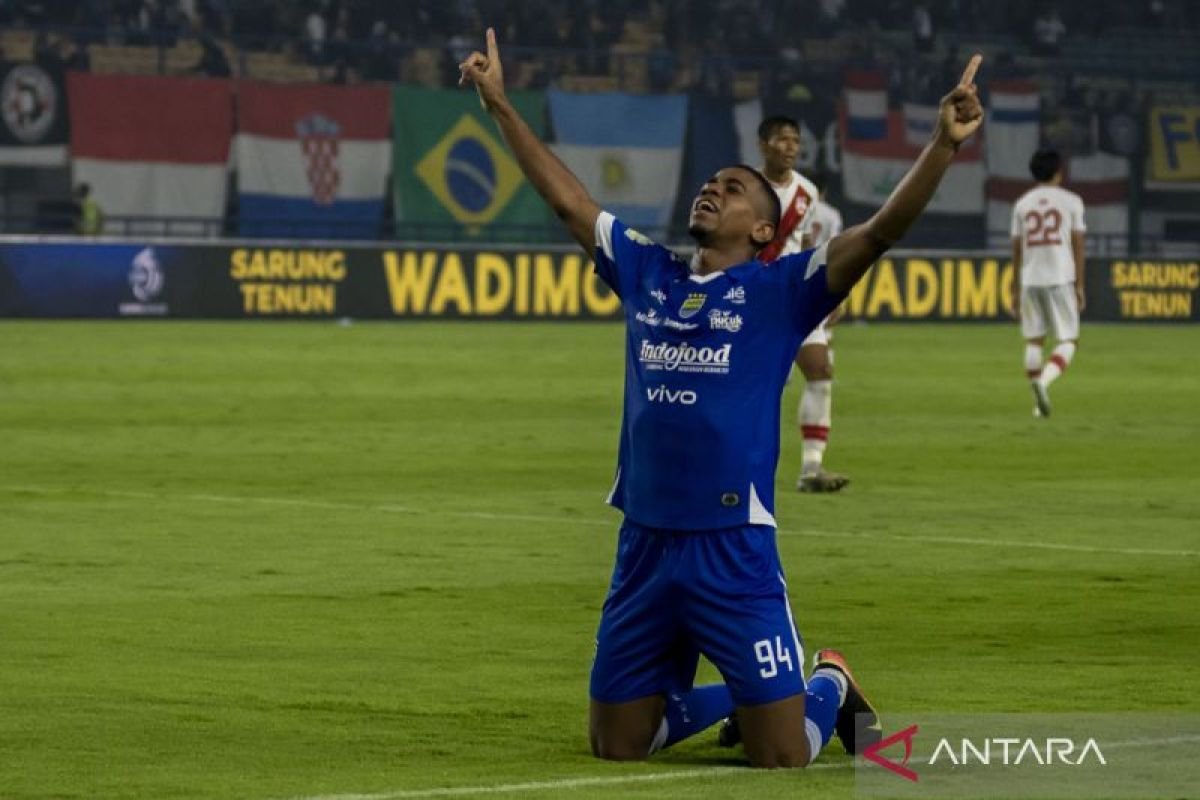 Sepuluh Pemain Persib Bandung Menang Melawan Persis Solo dengan Skor 2-0